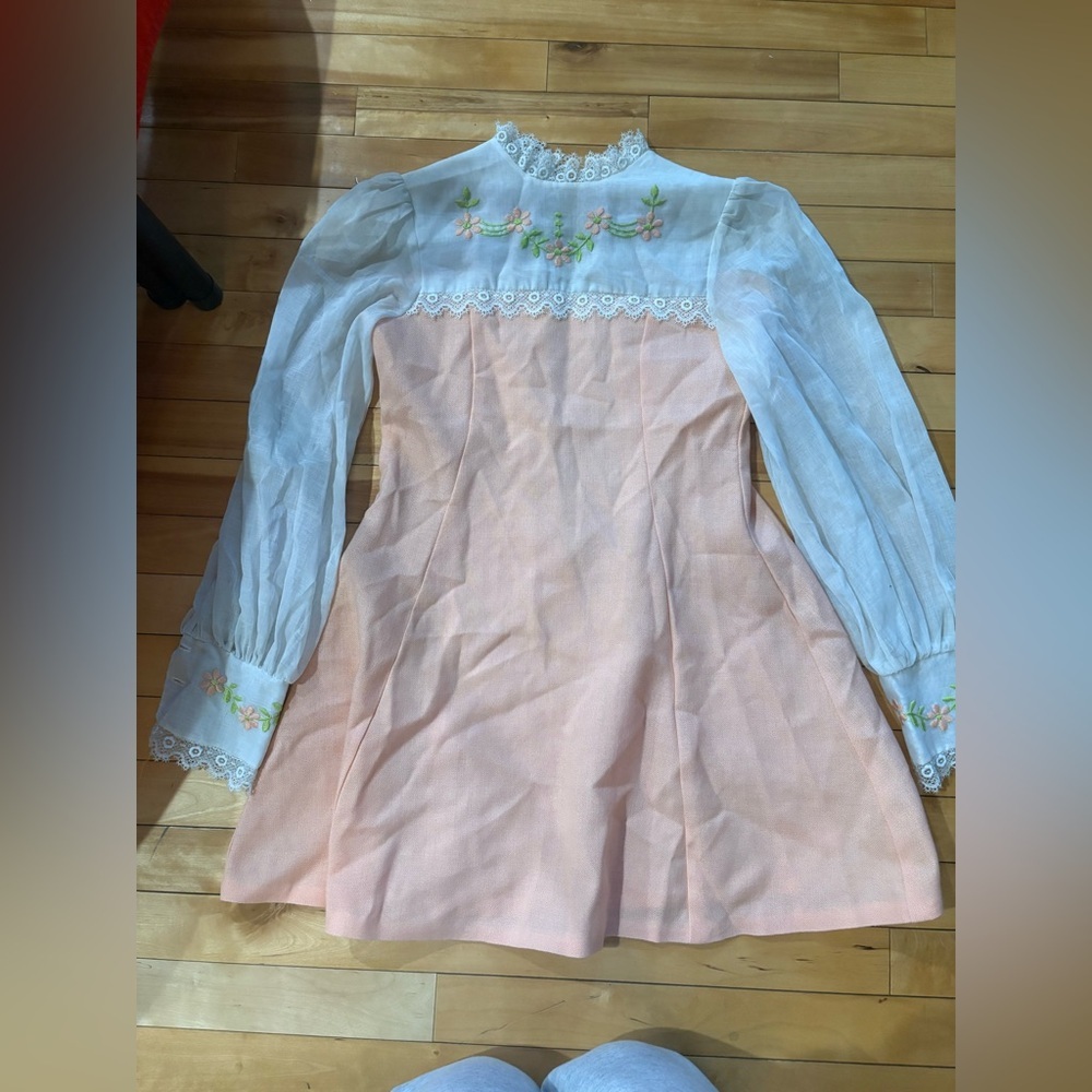 Vintage 1970’s Peach Dress with Floral Embroidery - Picture 3 of 6